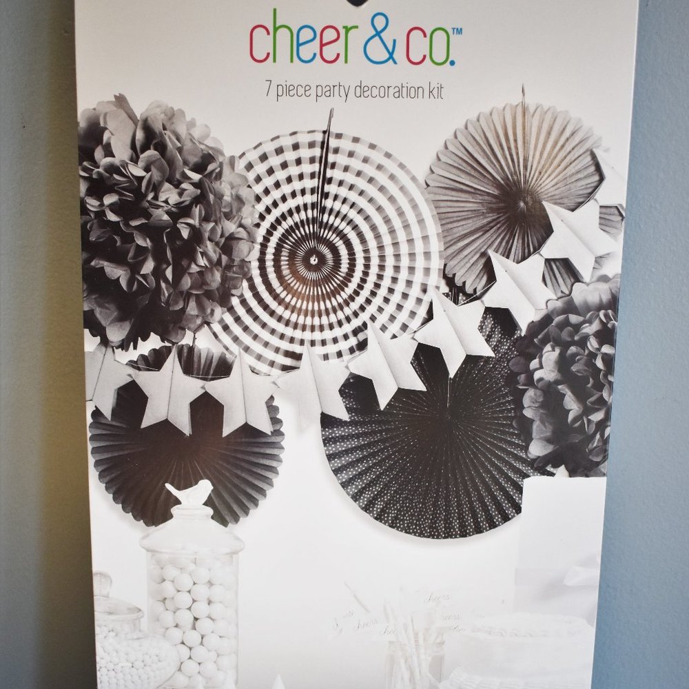 Cheer & Co. Black 7 Piece Party Decoration Kit